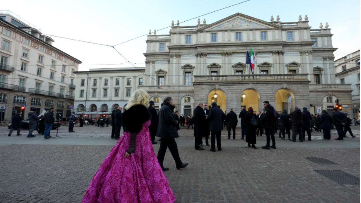 Gli orchestrali suonano in piazza per protesta, presidi di sindacati e pro Pal: il racconto della Prima alla Scala in diretta