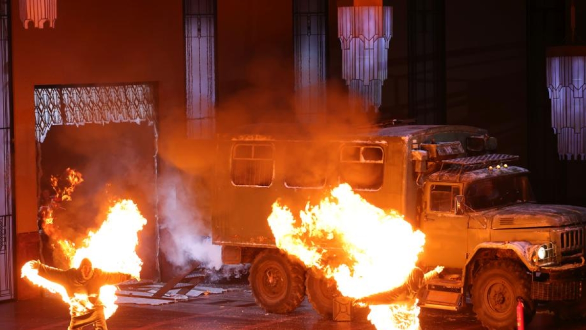 Chi sono «le torce umane» dell'ultima scena di «Lady Macbeth»