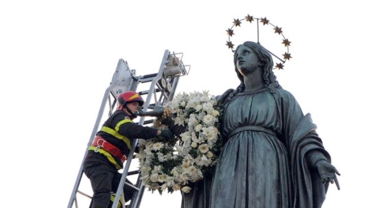 8 dicembre, festa dell'Immacolata: i vigili del fuoco portano i fiori alla statua della Madonna in piazza di Spagna
