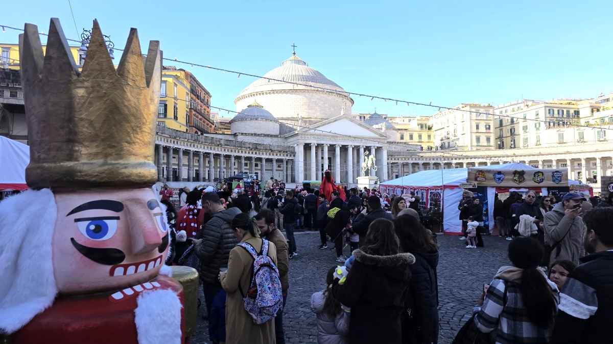 Napoli, inaugurato il Villaggio di Babbo Natale a piazza del Plebiscito