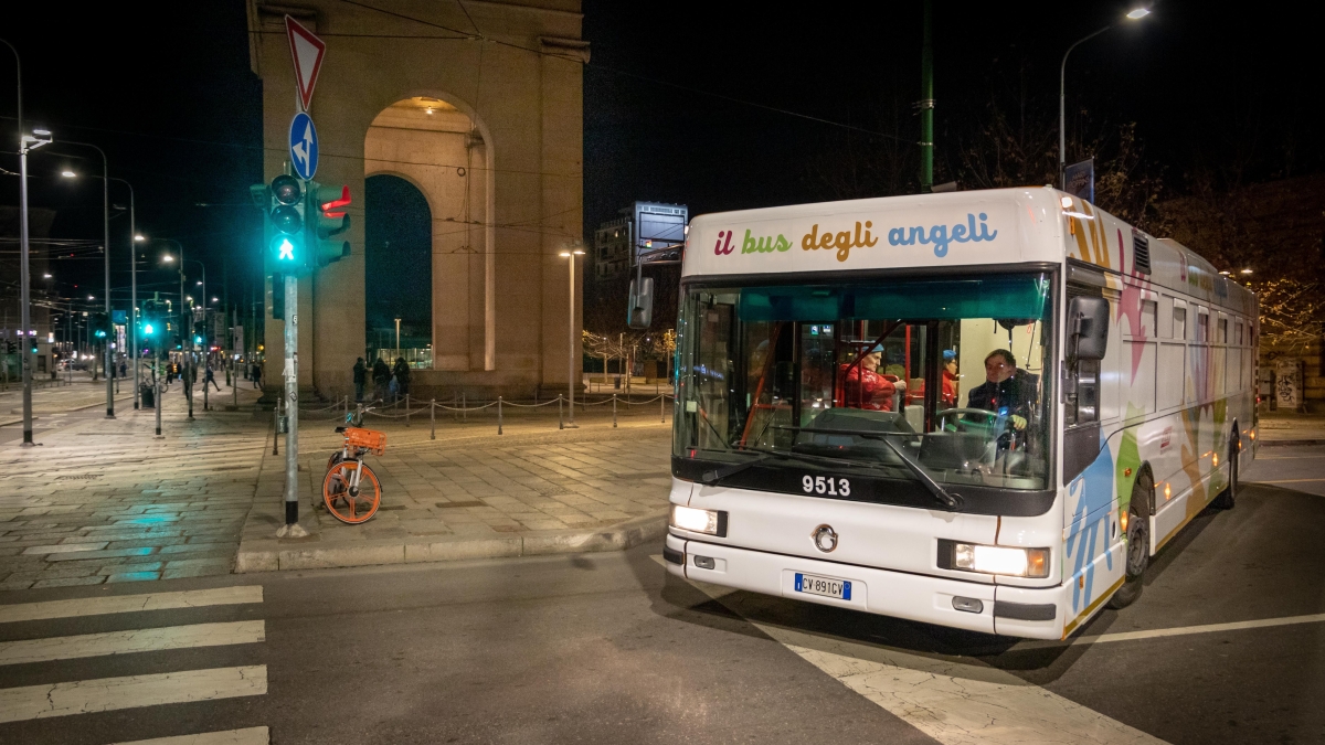 Torna a Milano il «Bus degli Angeli»: coperte, pasti caldi e assistenza a chi vive per strada