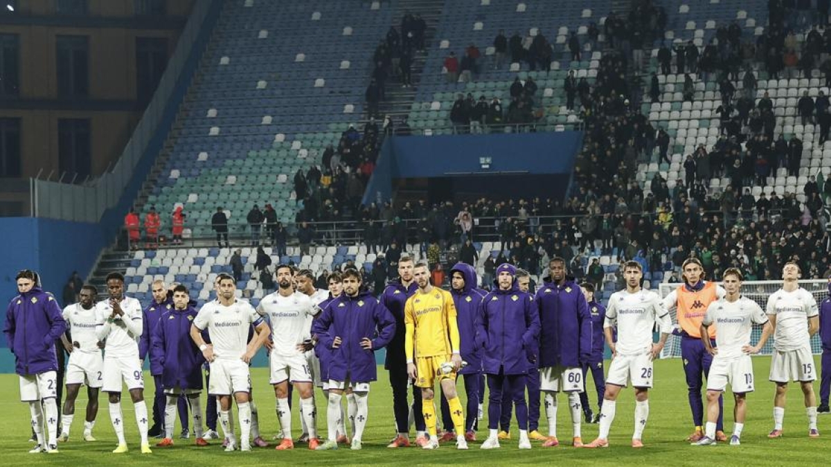 La lunga crisi della Fiorentina: due allenatori, la fuga del ds, silenzio (e assenza) del club. E sui social insulti e minacce