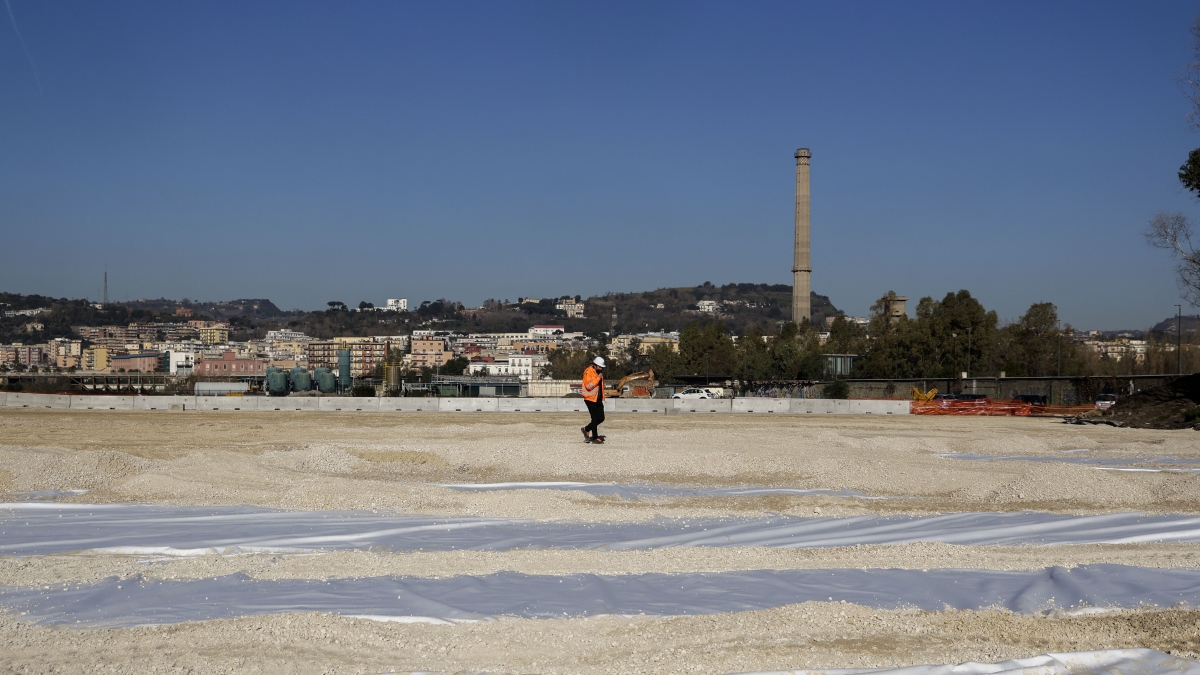 A Bagnoli al via le demolizioni nel cantiere dell'ex Italsider