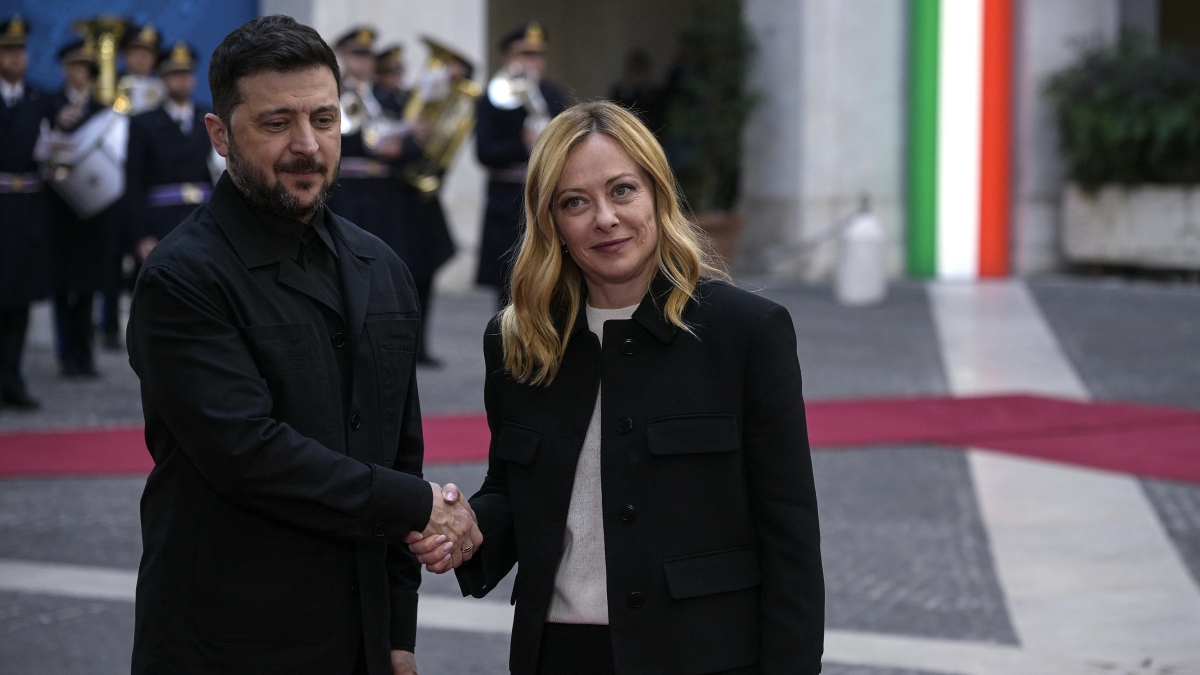 Zelensky da Meloni: "Mi fido di lei, ci aiuterà. Costante contatto con gli Usa". Putin: "Il Donbass è russo, è un fatto storico"