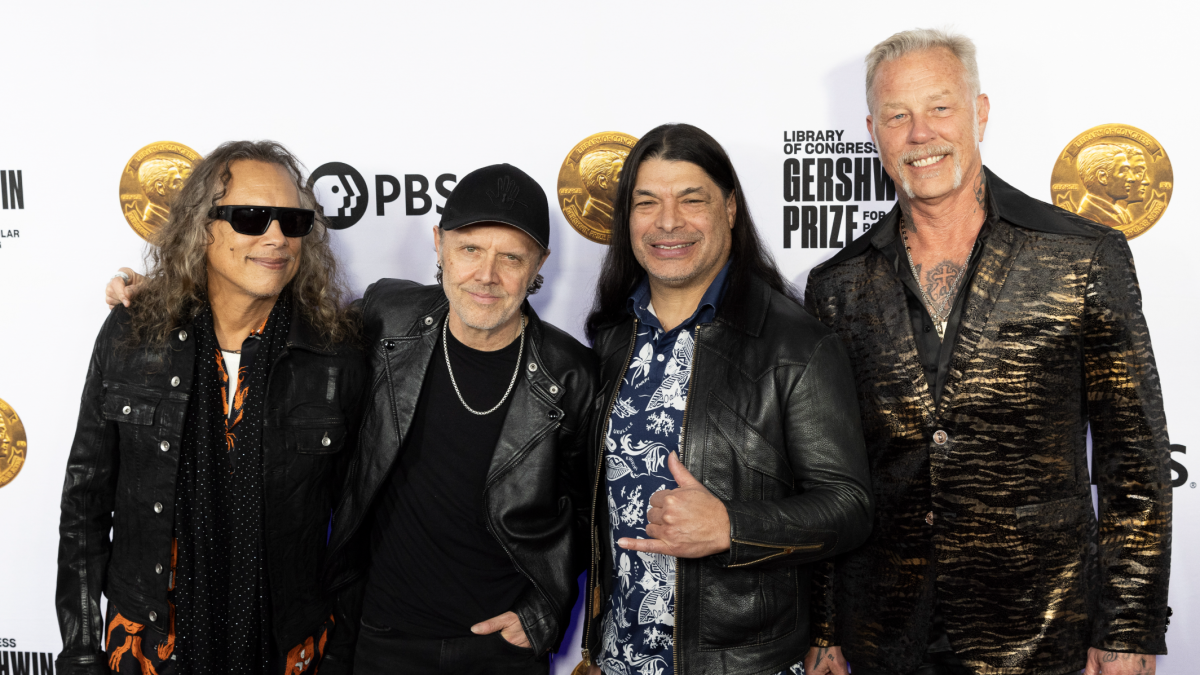 Metallica, due fan scalano la torre audio durante il concerto all'Optus Stadium di Perth: multa e daspo a vita