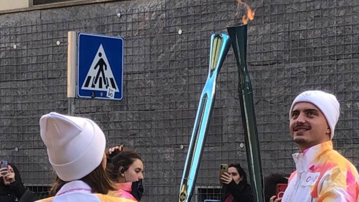 Fiamma olimpica, oggi tappa ad Arezzo e Siena, poi a Firenze e Livorno: la cerimonia del passaggio e i tedofori Al Bano, Leonardo Fabbri, Alice Volpi i ragazzi di Rondine