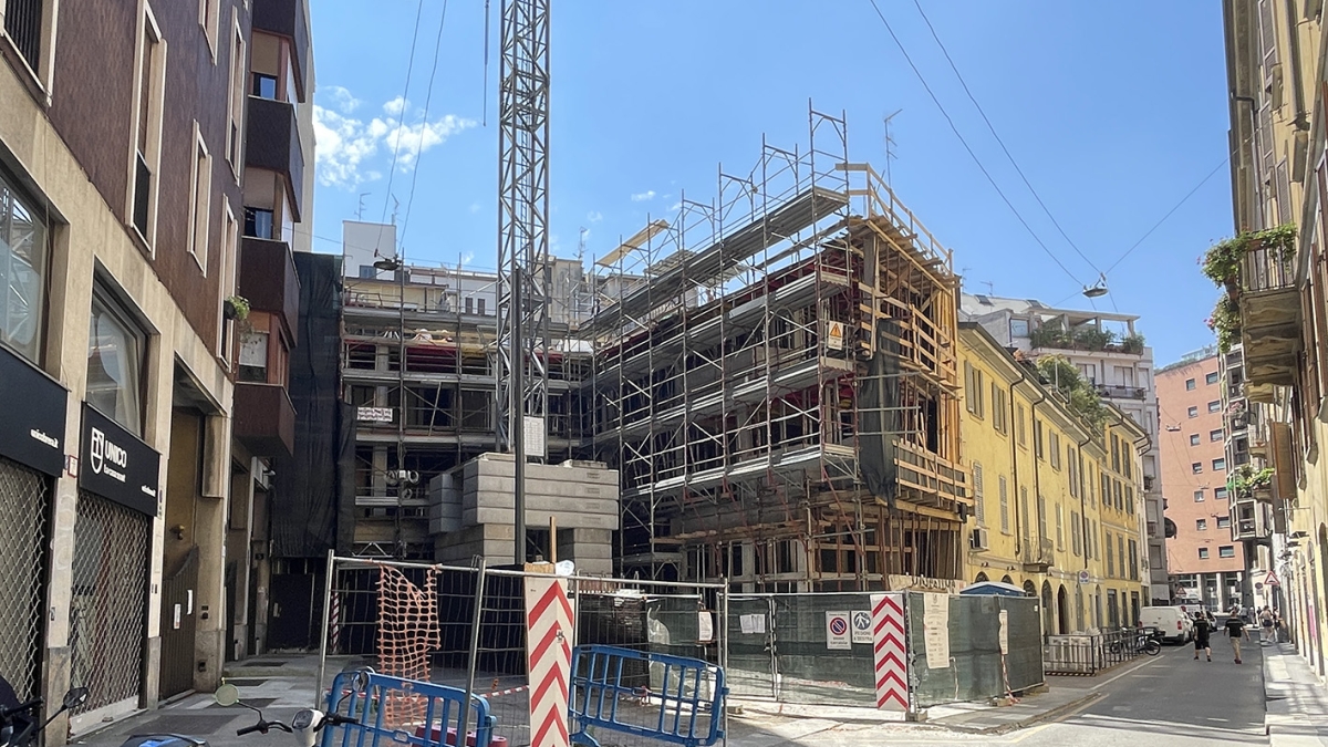 sequestrati due edifici di lusso in costruzione in centro a milano parole per aggirare le regole nessuna buona fede dei costruttori