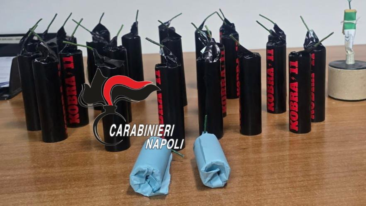 Napoli, in auto trasportavano 29 «Cobra» accanto ai figli di 2 e 10 anni: genitori arrestati