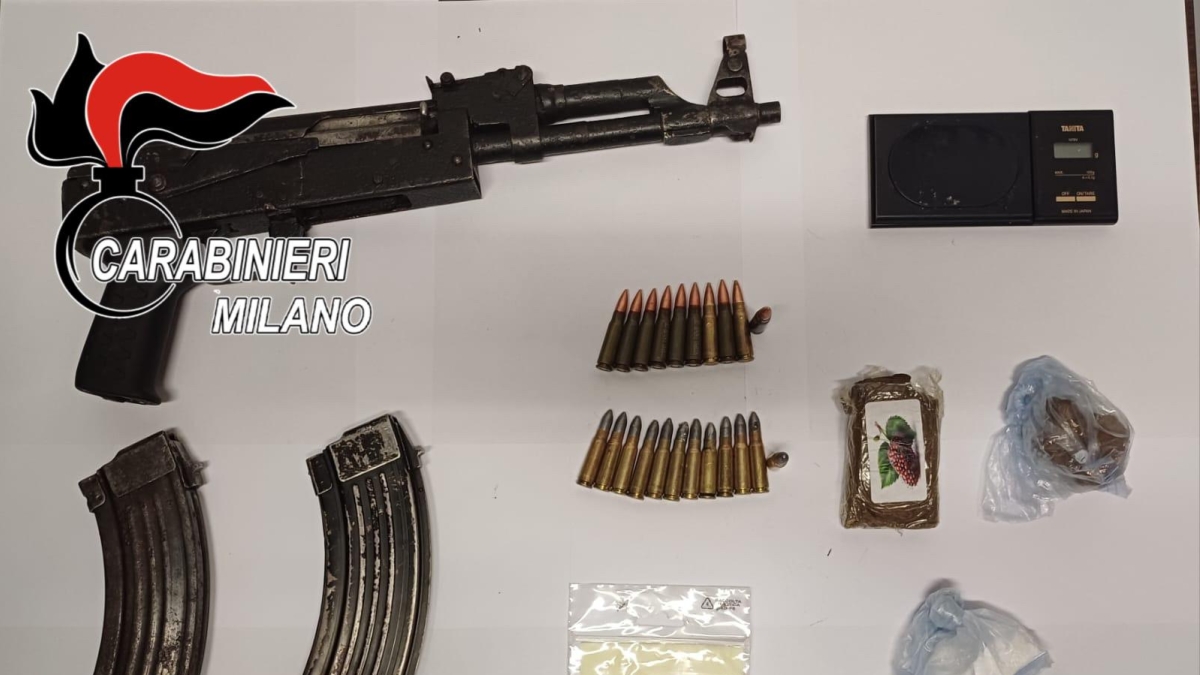 Milano, spacciatore 26enne arrestato con un mitragliatore Ak47 con il colpo in canna sotto il giubbotto