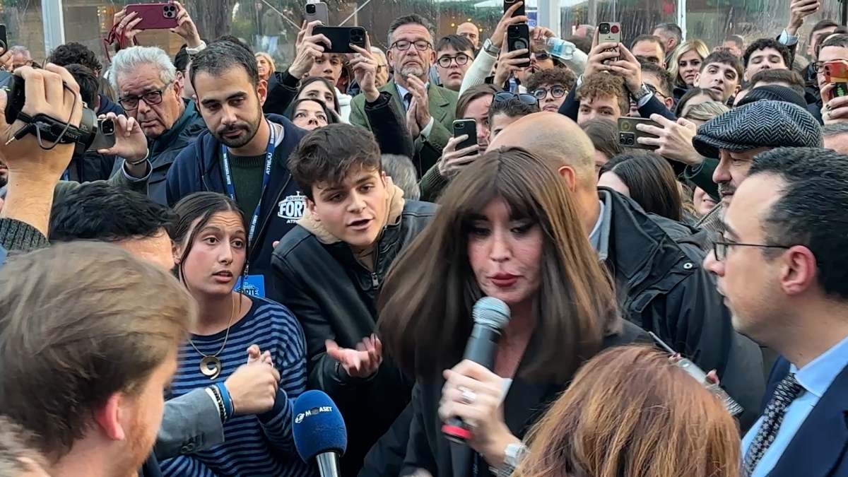 Bernini contestata dagli studenti di Medicina ad Atreju: «Col semestre filtro rischiamo di perdere l'anno». La replica: «Siete dei poveri comunisti»