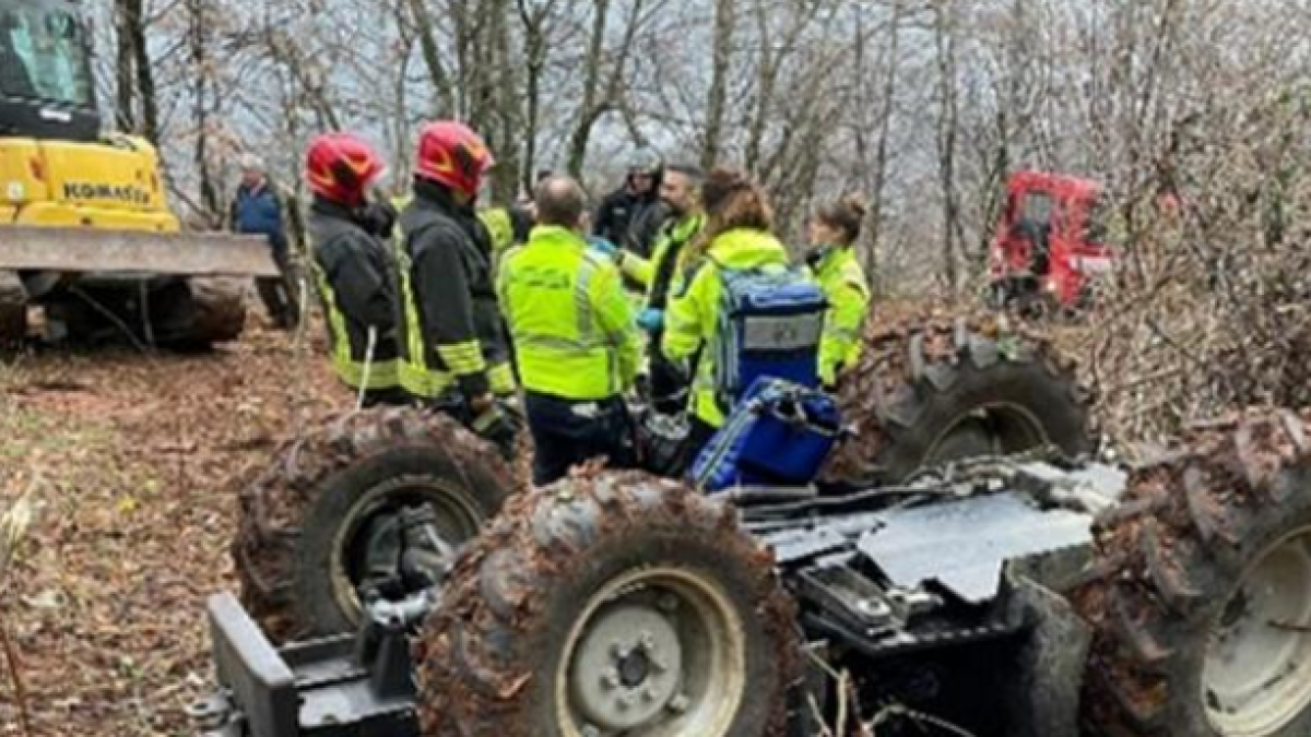 Sondrio, due incidenti mortali su terreni agricoli: 67enne colpita da rami caduti e 61enne schiacciato dal trattore