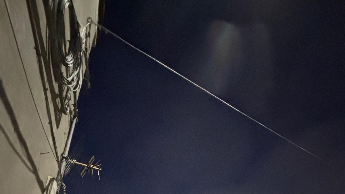 Napoli, crolla muro di cinta nei pressi di piazza Nazionale: auto travolte dai detriti, soccorsa una donna