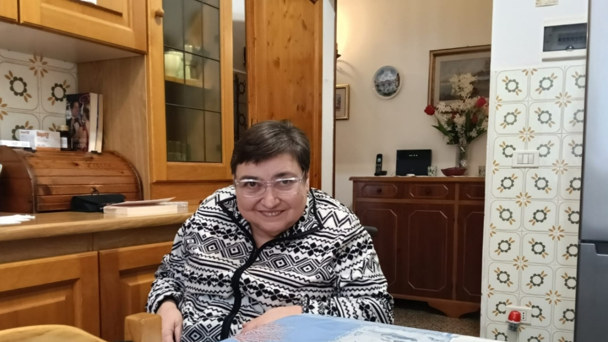Adriana, disabile in carrozzina sfrattata a 72 anni dalla casa popolare: «colpa» dei risparmi lasciati dai genitori