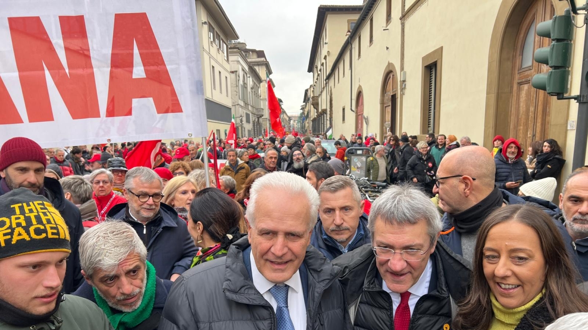 Firenze in piazza per lo sciopero generale con Landini: «Questa manovra è sbagliata, ingiusta e pericolosa»