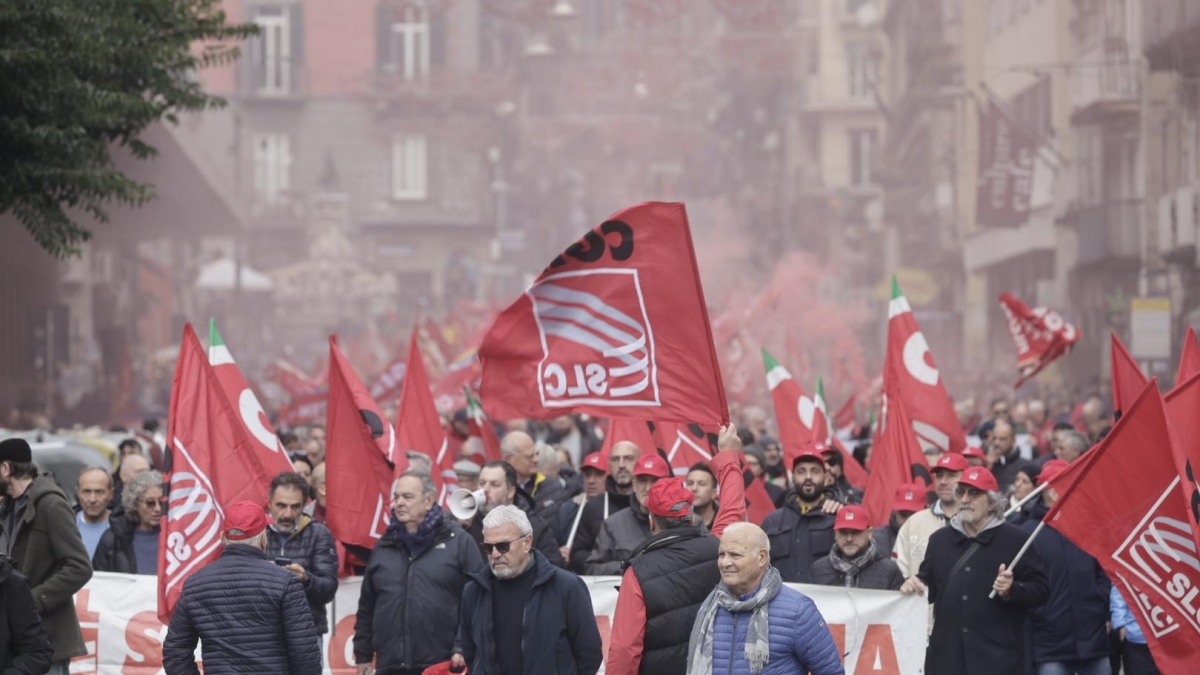 Sciopero generale, in migliaia a Napoli il corteo del lavoratori. Giove (Cgil): «Se non avremo risposte continueremo nella lotta»