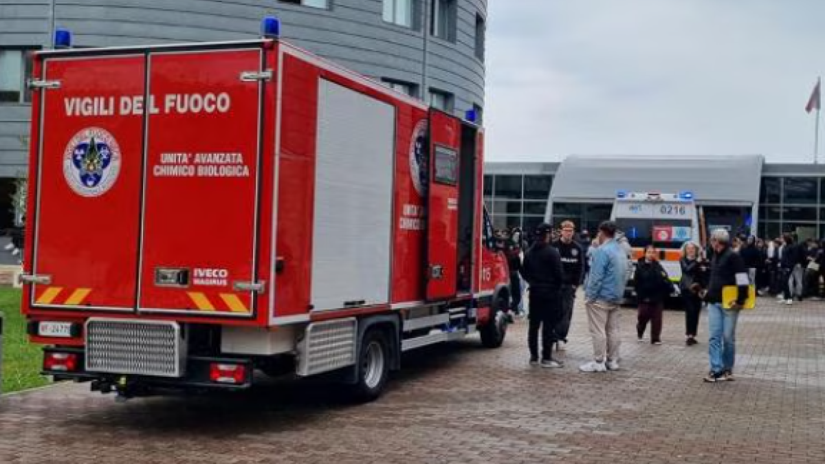Milano, spray al peperoncino in classe al liceo Cardano, cento evacuati: è la seconda volta in due giorni, la quarta in un anno