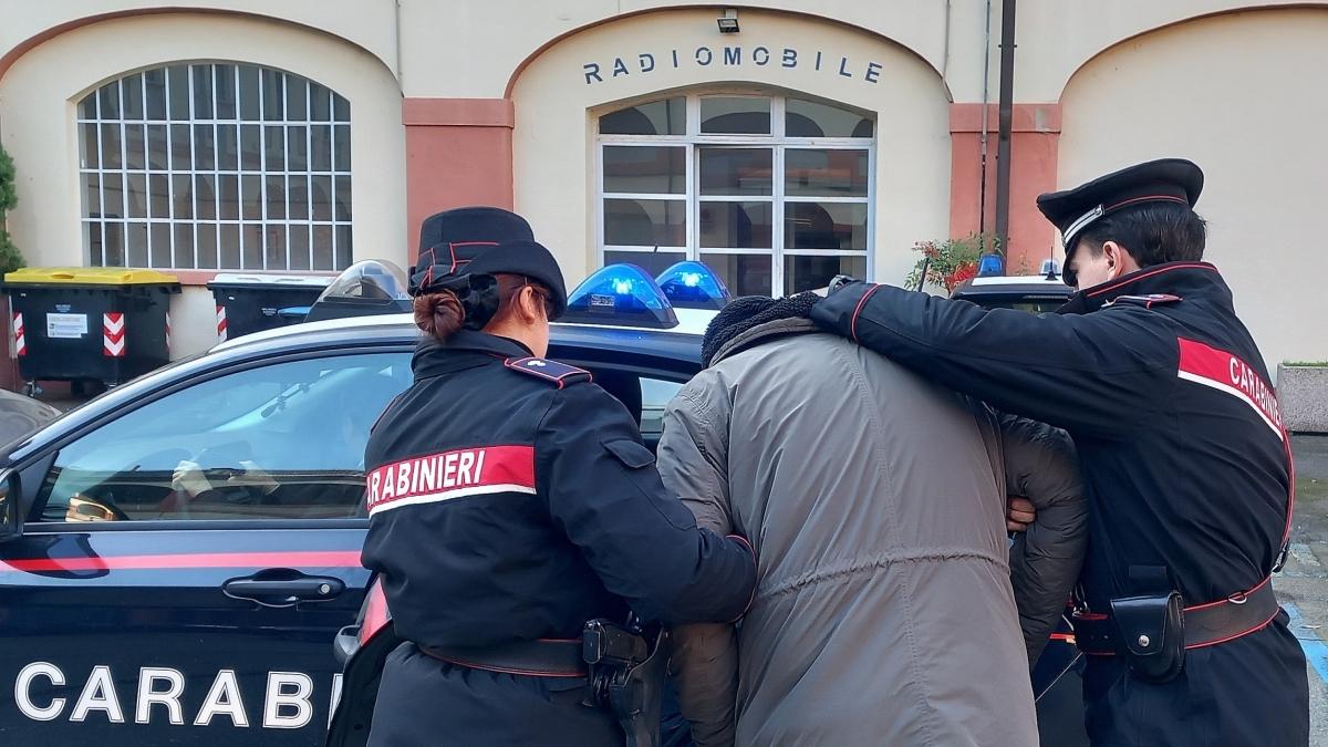 Pavia, inseguimento in autostrada: lanciano oggetti (incluso un piccone) contro l'auto dei carabinieri che si ribalta. Panico in A21, ma la fuga finisce con l'arresto