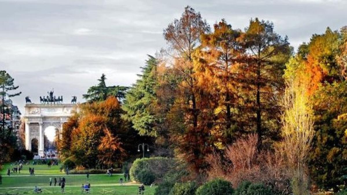 Meteo, a Milano autunno più caldo della norma: cinque notti tropicali anche a settembre, il freddo solo a fine novembre