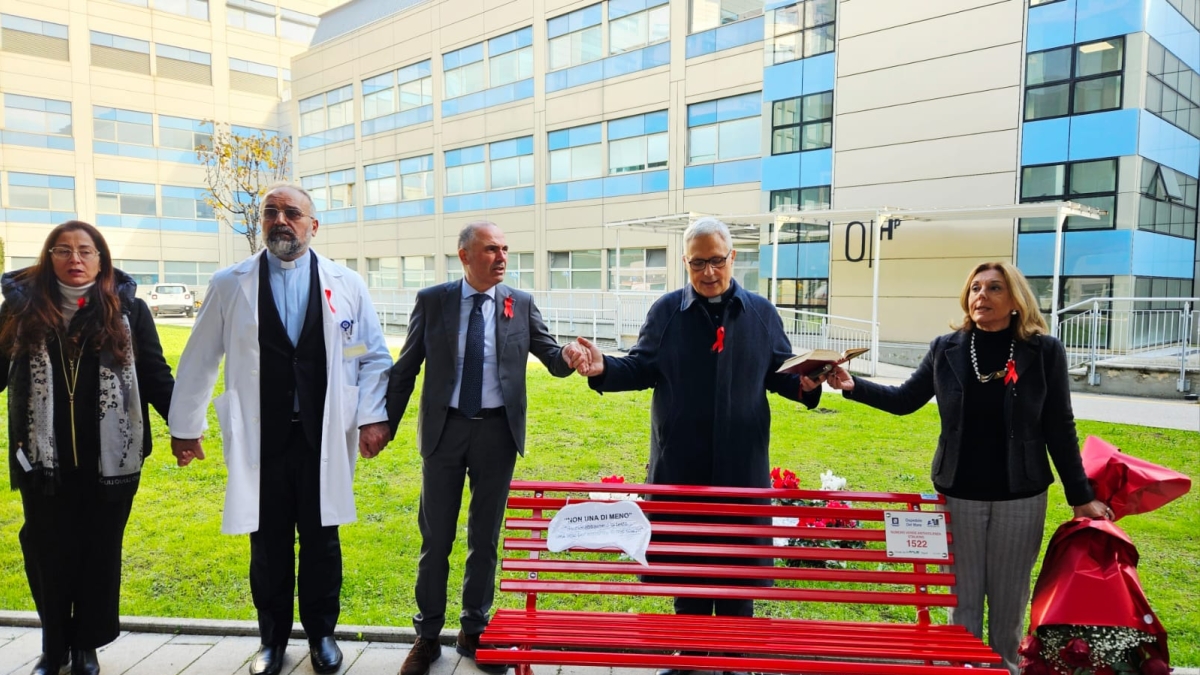 Violenza di genere, l'Asl Napoli 1 installa una panchina rossa anche all'ospedale del Mare