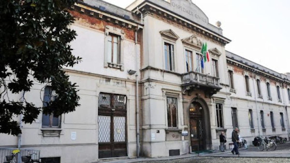 Gambolò, picchia e sequestra una donna per oltre 24 ore: 32enne arrestato, la vittima si è salvata inviando la posizione Gps a un amico