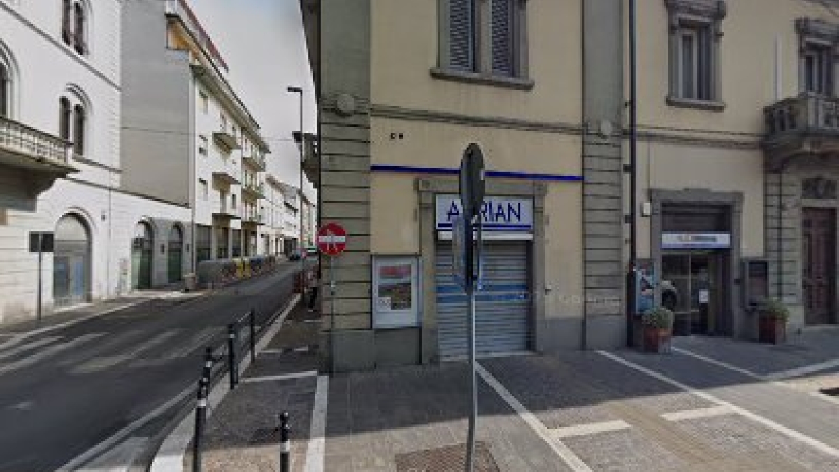 Arezzo, inciampa nel tombino e si rompe la spalla la vigilia di Natale: il tribunale condanna il Comune a pagare 100 mila euro