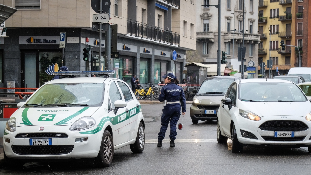 Tornano a rubare i pannelli di rame sganciati il giorno prima sul tetto della scuola ma trovano la polizia locale: 2 arresti
