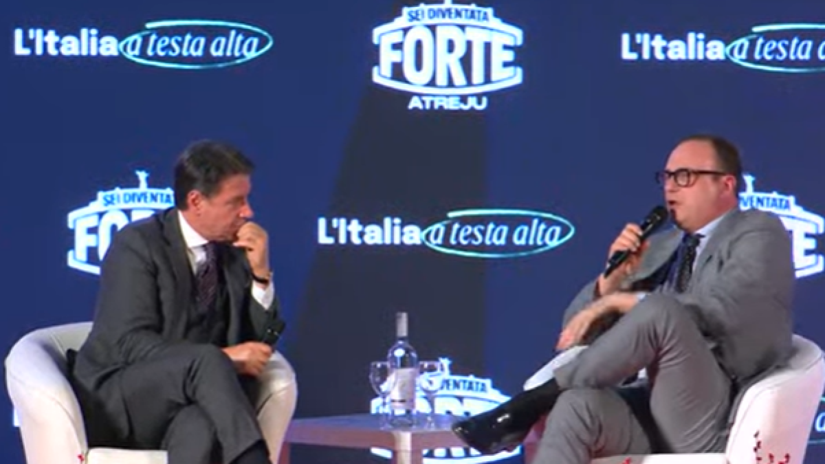 Conte: «C'è una sedia vuota importante, non è quella di Schlein, ma quella di Meloni, la padrona di casa»