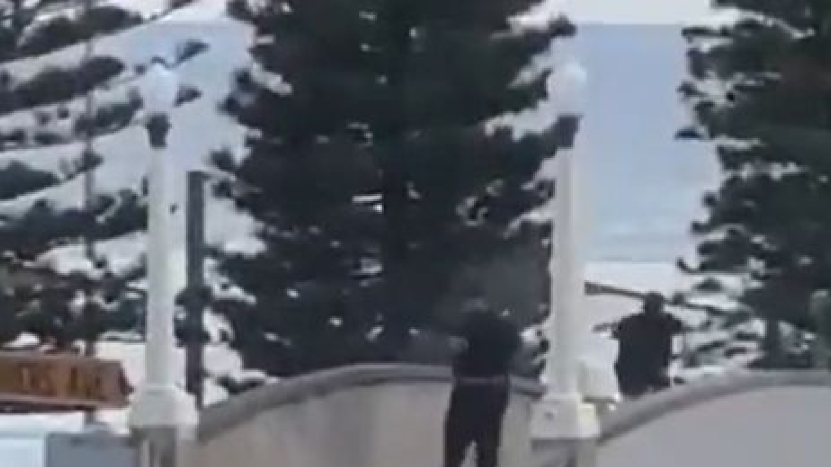 australia sparatoria tra la folla a bondi beach ci sono morti e feriti