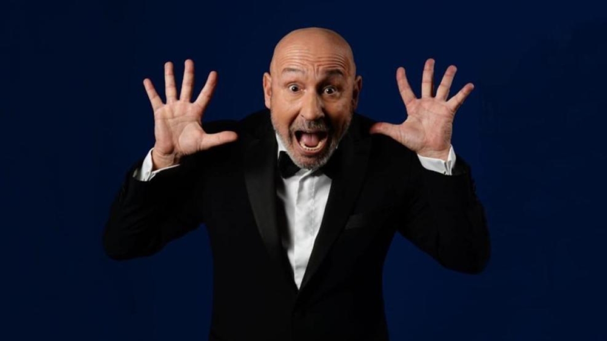 Maurizio Battista al Teatro Olimpico di Roma con «Uno, nessuno, centomila»: «La mia risata vi smaschererà»