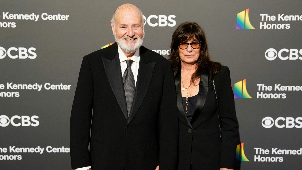 Il regista Rob Reiner e la moglie Michele Singer trovati morti nella loro villa a Los Angeles: «Accoltellati. Interrogato il figlio Nick». La polizia: «Nessun familiare sospettato»