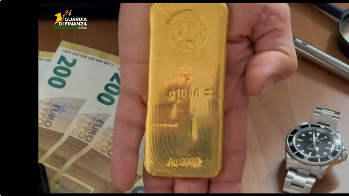 Varese, sull'auto a noleggio aveva un lingotto d'oro da 110 mila euro, un Rolex e contanti: scatta il sequestro probatorio