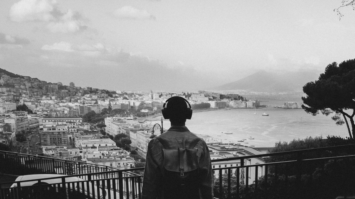 “Terra Eterna. Napoli e le sue coste”: in libreria la città in bianco e nero di Patrizio Taormina