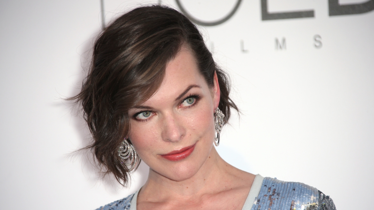 Milla Jovovich compie 50 anni: gli inizi come modella, i tre matrimoni, 7 segreti