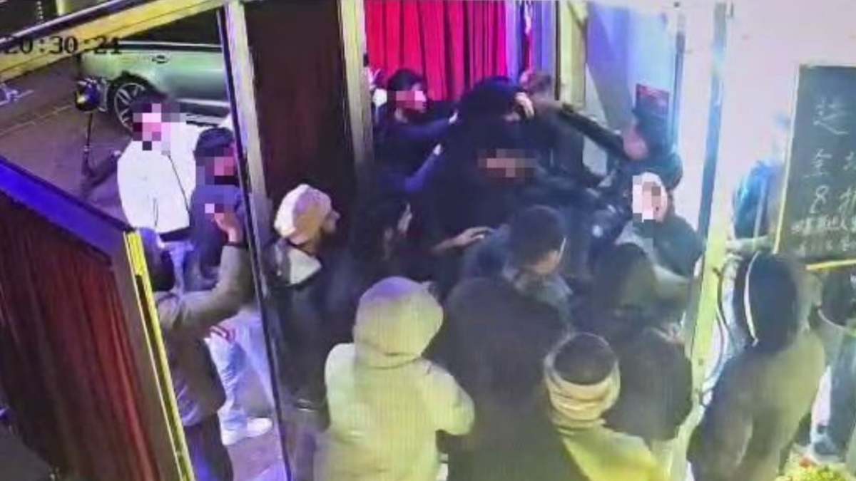 Prato, bottigliate e calci contro il presidio dei lavoratori davanti al ristorante: 7 in ospedale