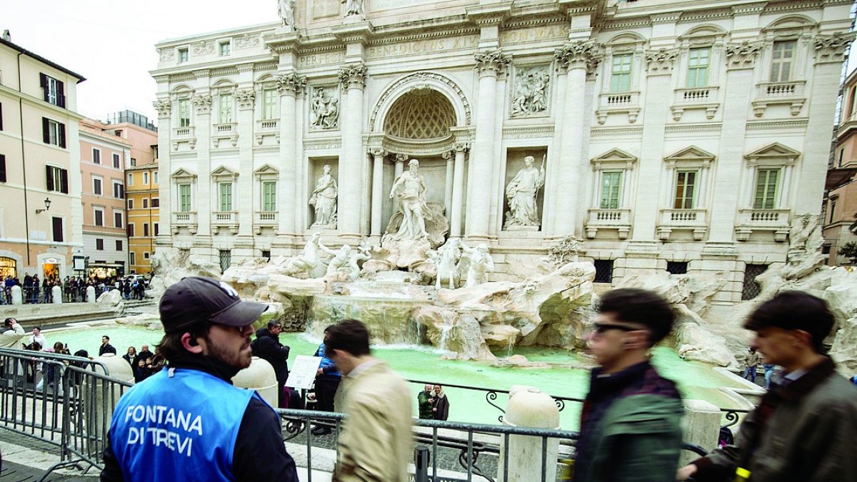 Fontana di Trevi, primo giorno a pagamento per i turisti. Smeriglio: «Già tremila prenotazioni, la fila funziona»