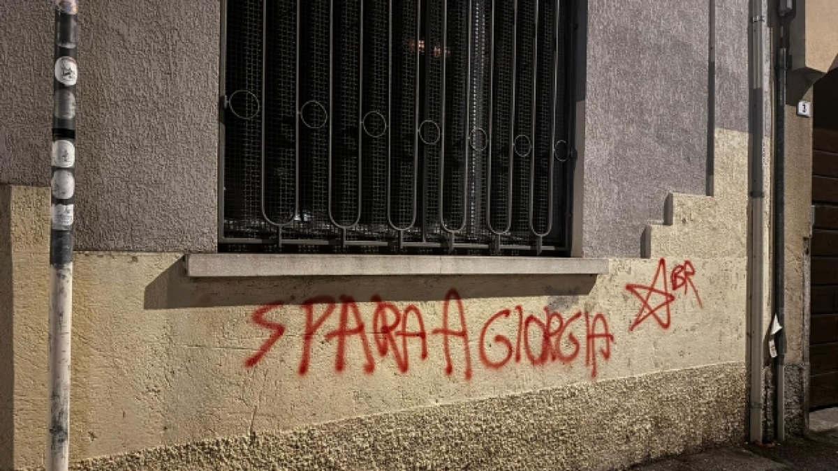 Busto Arsizio, scritta anti Meloni sulla sede della Lega: «Spara a Giorgia», con stella a cinque punte. Indaga la Digos