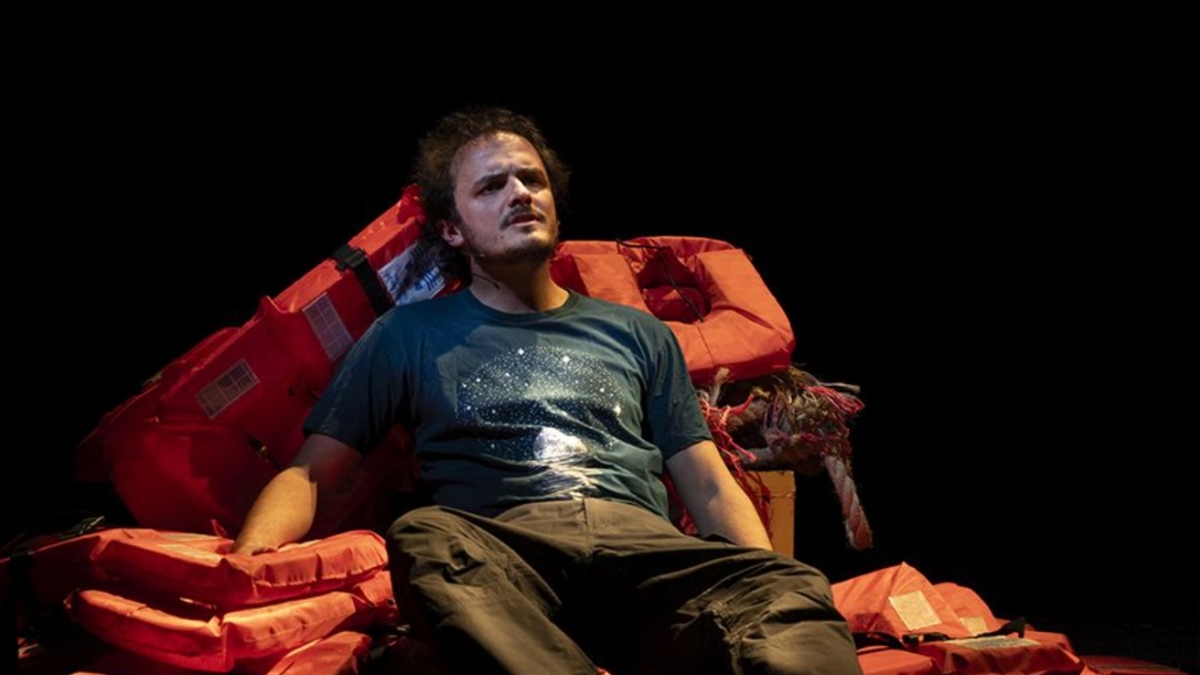 La compagnia Kepler-452 imbarcata per cinque settimane sulla Sea-Watch 5: «Ci sono cose che facciamo fatica a guardare»