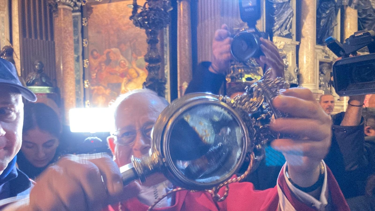 Napoli, si ripete il "miracolo" di San Gennaro. Alle 9.13 scatta il primo applauso, ma il sangue è solo semi sciolto: il prodigio ufficiale arriva alle 10.05