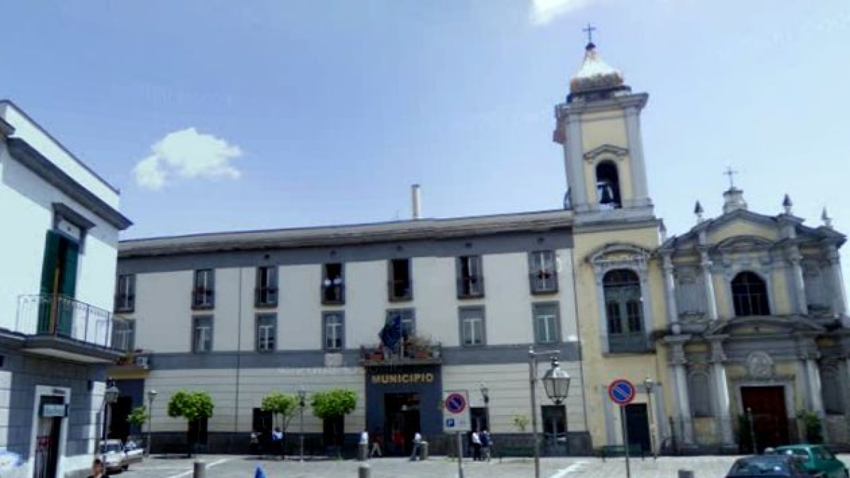 A Pomigliano d'Arco l'energia elettrica dei lampioni di cortili privati era pagata dal Comune: danno erariale da 62mila euro