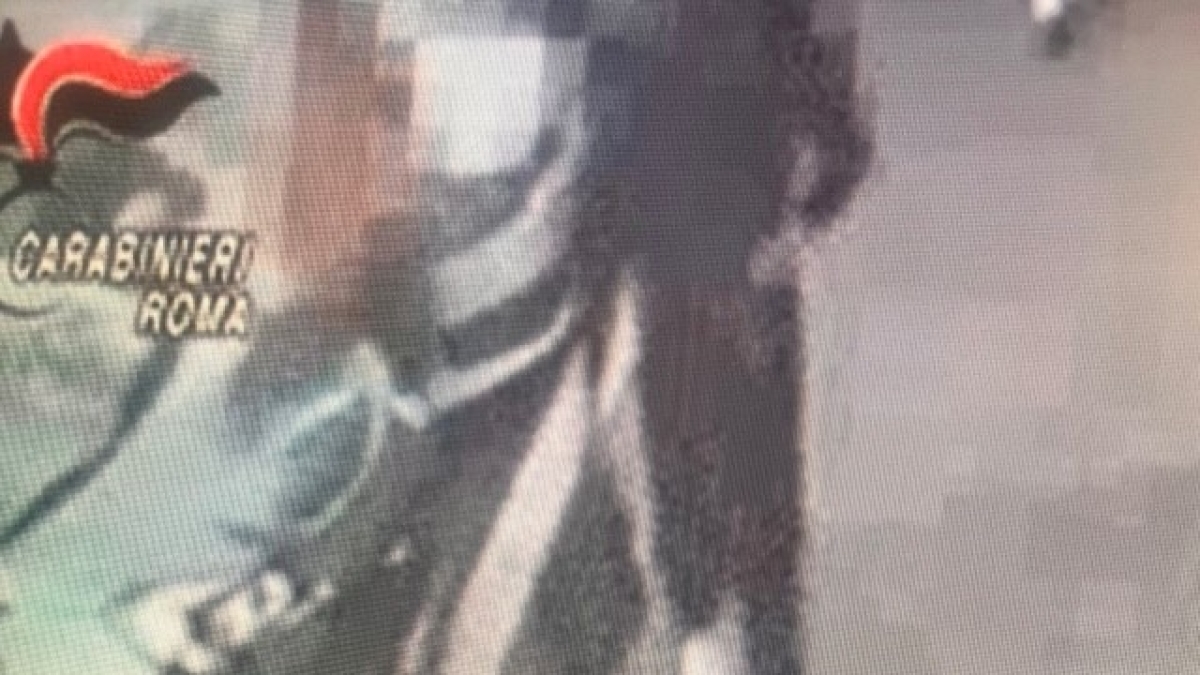 Sull'autobus a Ostia con quattro chili di cocaina nello zaino: figlio di un boss della famiglia Spada arrestato alla fermata