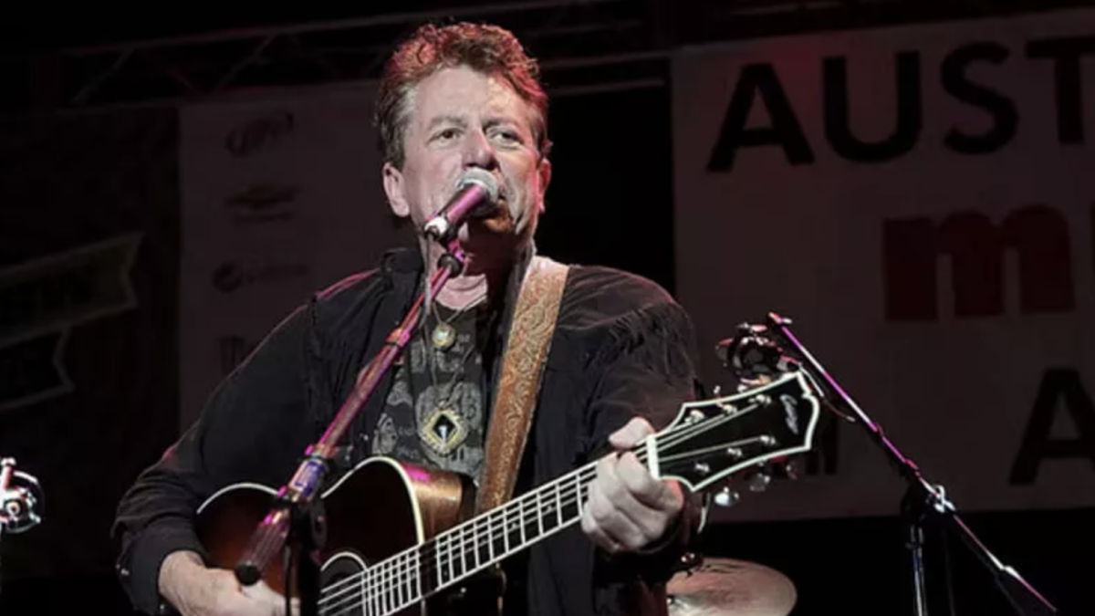 Addio a Joe Ely, icona del country rock. Il ricordo di Bruce Springsteen: «Sono stato fortunato a salire sul palco con lui»