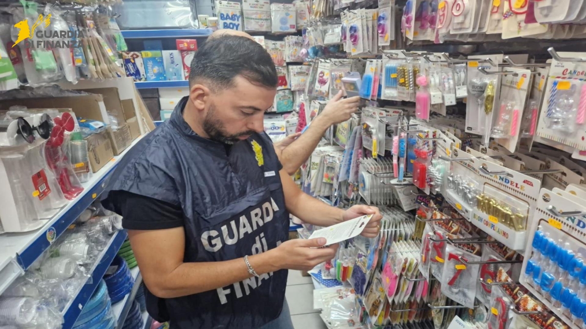 Natale 2025, a Roma sequestrati falsi pupazzi Pokémon, Stitch e Labubu: «Sono pericolosi per i bambini». Cinque denunciati