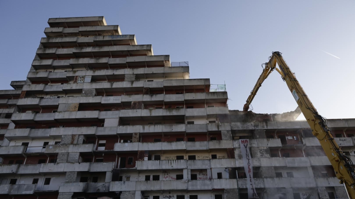 Napoli, a Scampia si abbatte anche la Vela Rossa