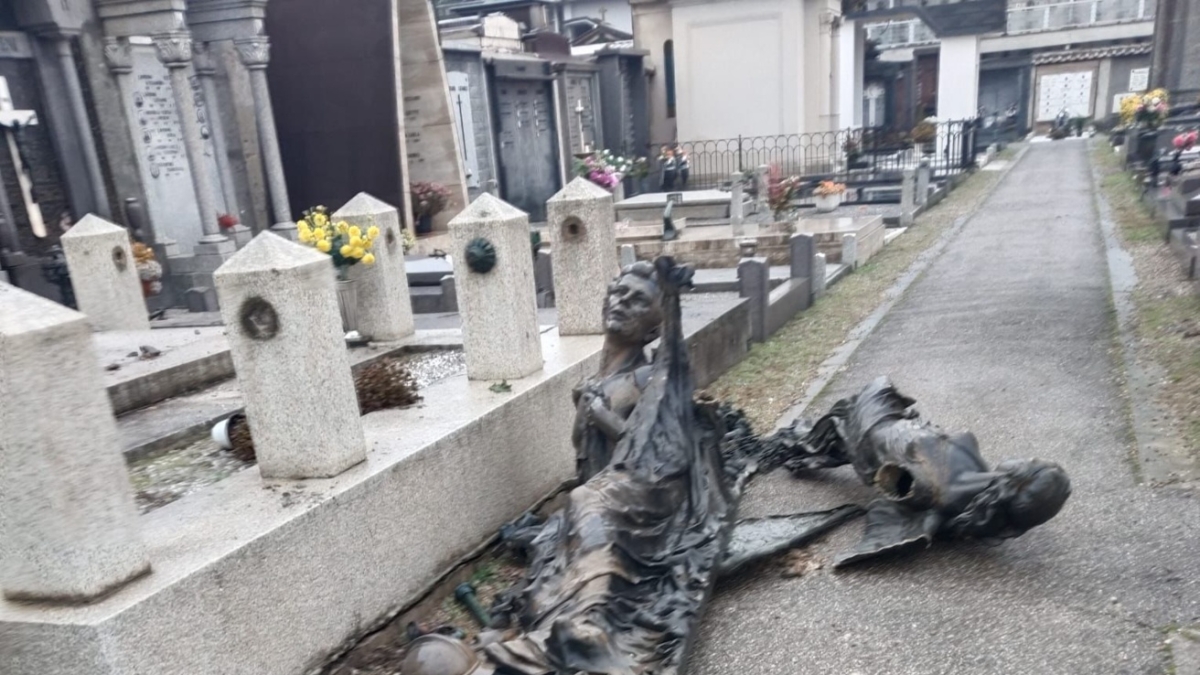 Vigevano, raid notturno dei vandali al cimitero: statue massicce spaccate, tombe danneggiate, recinzioni divelte