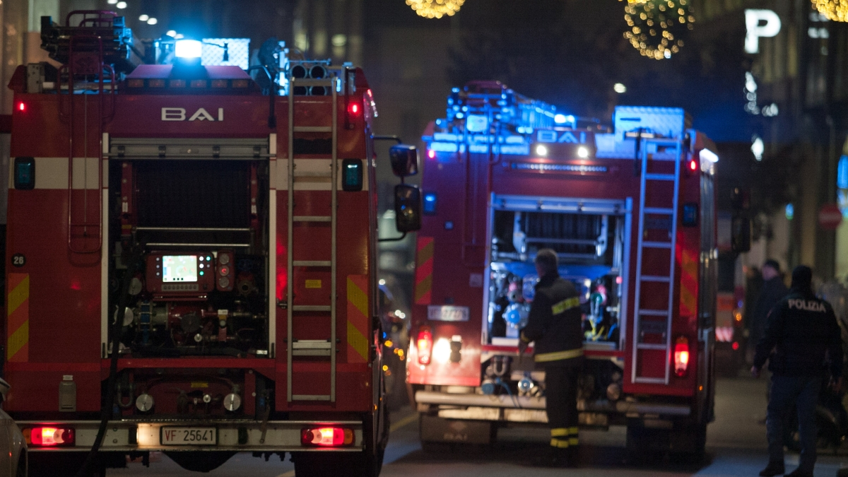 Incendio a Milano, brucia una palazzina in via Forze Armate, le fiamme partite dal tetto: evacuate sei famiglie, nessun ferito