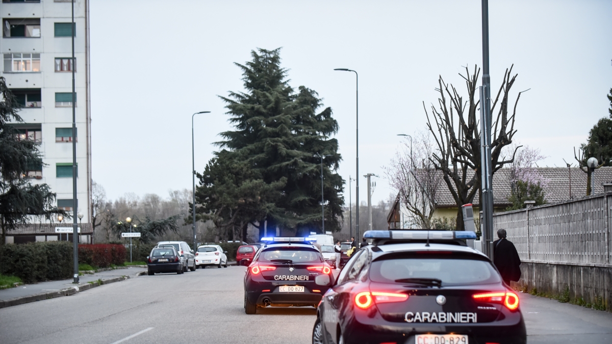 Piazza Bonomelli, approfitta dell'assenza del proprietario e «occupa» l'appartamento: arrivano i carabinieri