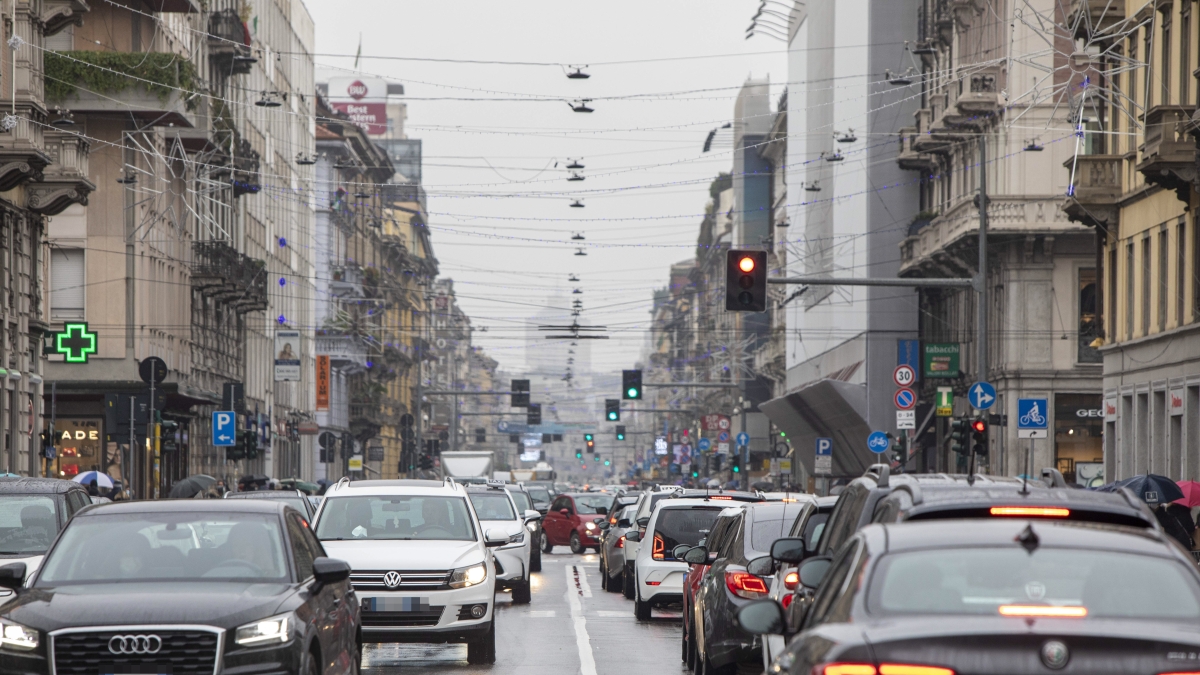Polveri sottili e inquinanti a Milano, le rilevazioni per strada ora dopo ora: «Così l’aria torna nera dopo le piogge»