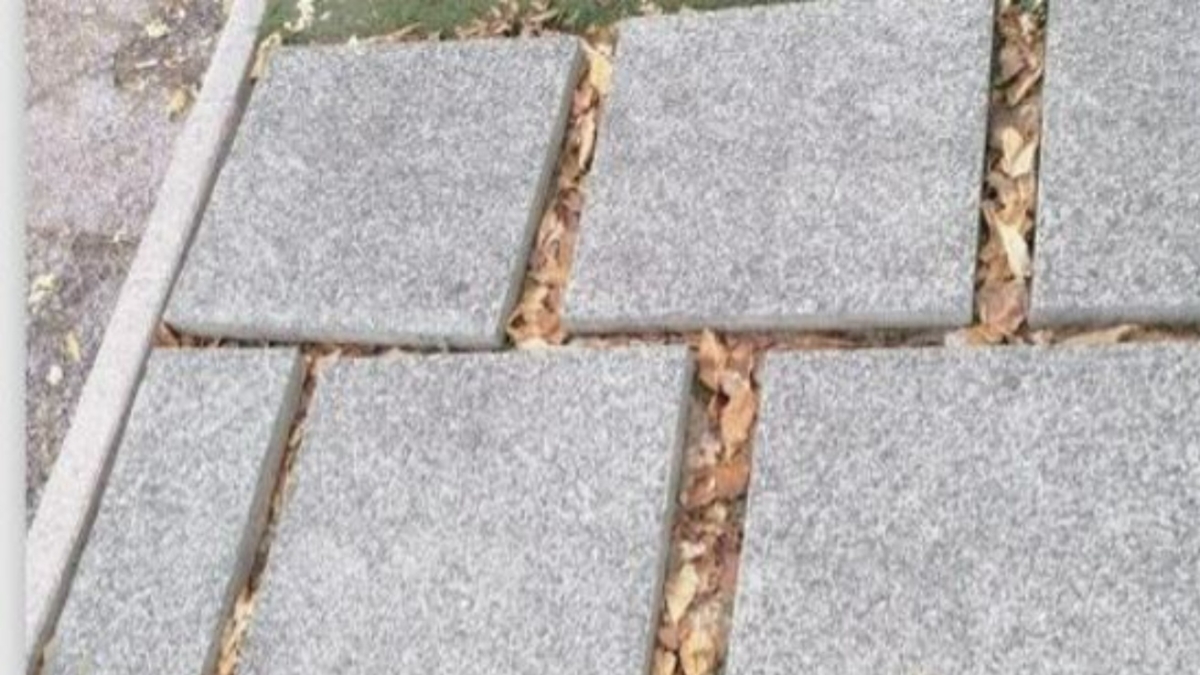 Esce dal parrucchiere e cade per una mattonella sconnessa: il condominio dovrà pagarle 90mila euro