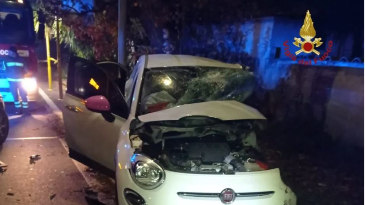 Incidente a Ostia, autobus Atac contro auto. Morta una 27enne, l'amica a bordo grave in ospedale