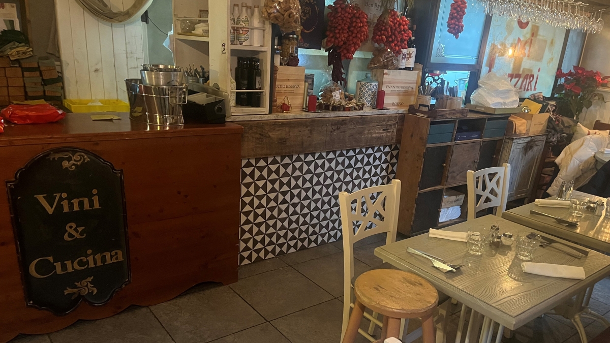 Alla Cantina dei Lazzari convincono le linguine col polpo, troppo "corazzati" invece i fiori di zucca e i gamberi tarallati